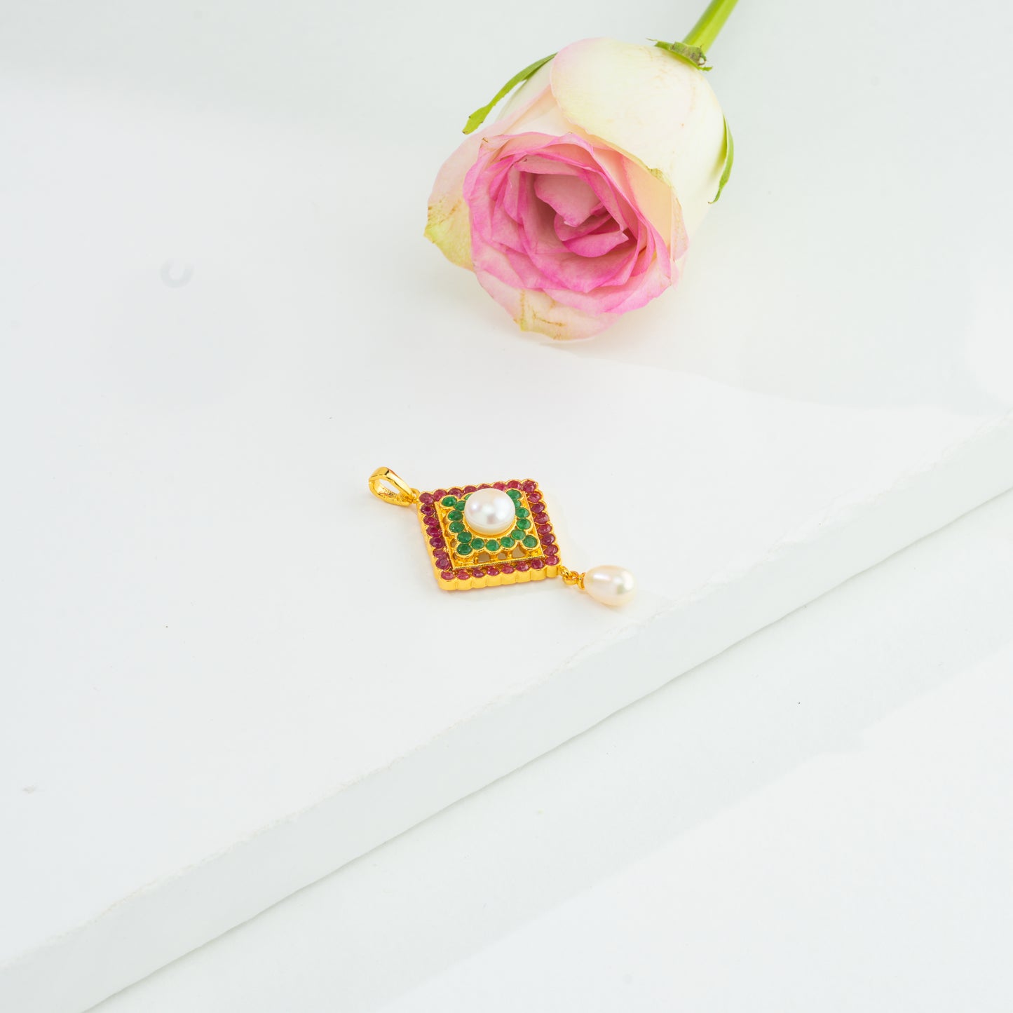 Versatile Multicolor Pearl Locket