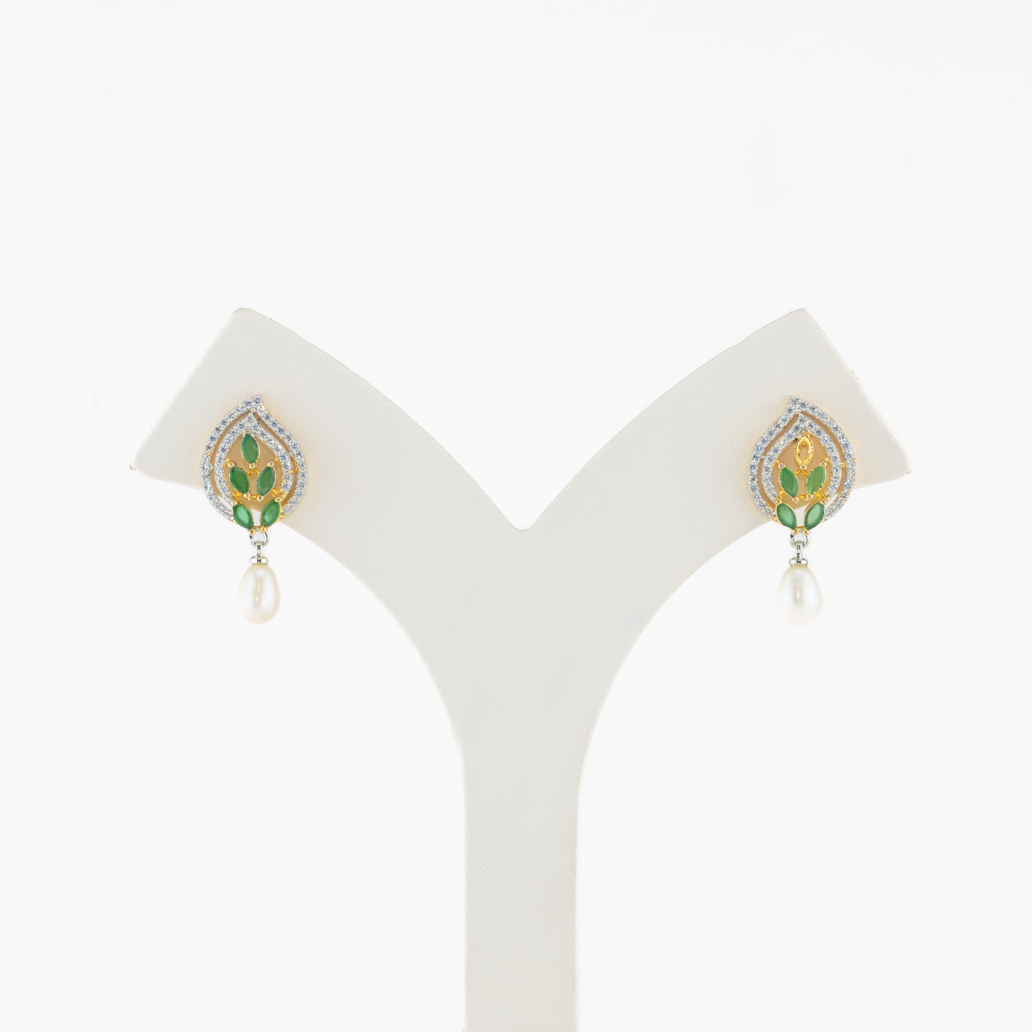 Fashionable Pearl Stud Earrings