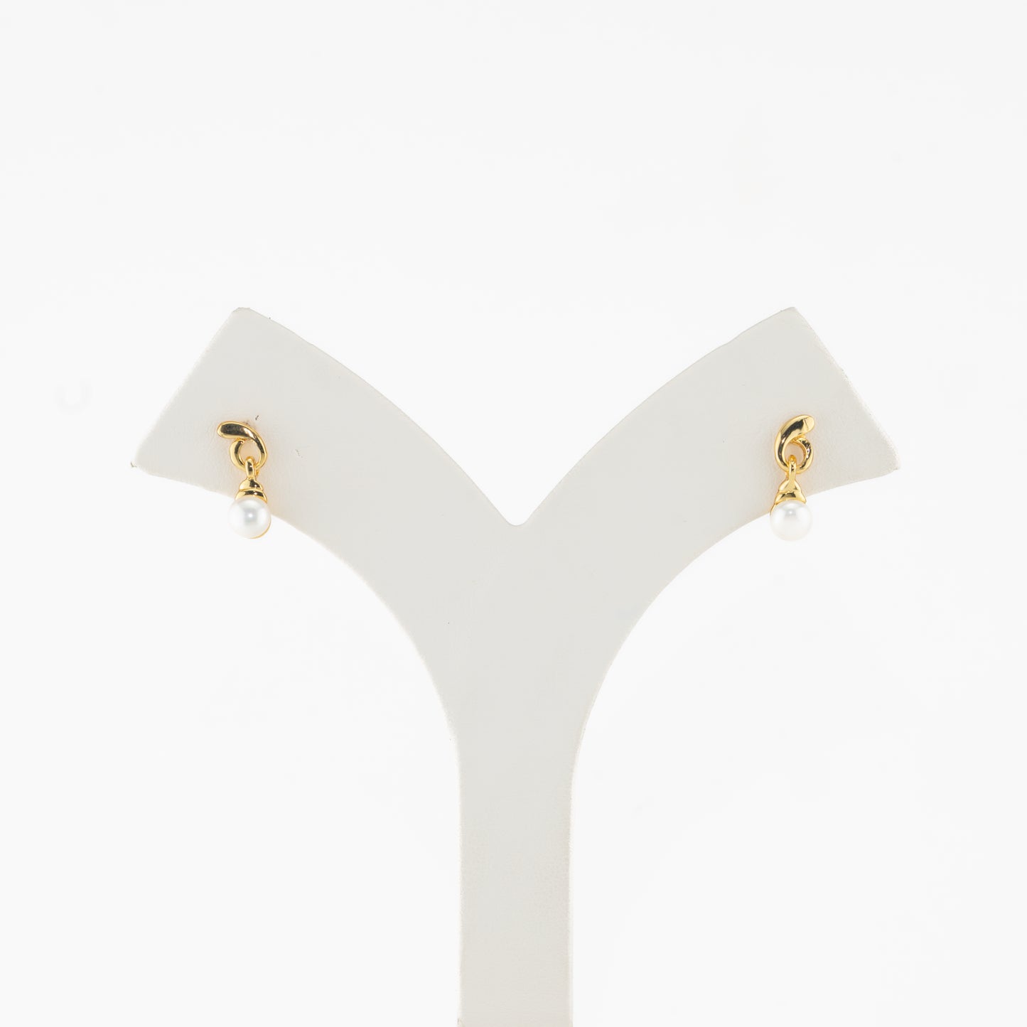 Distinctive Pearl Stud Earrings