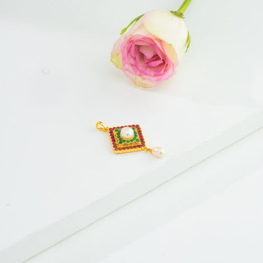 Versatile Multicolor Pearl Locket