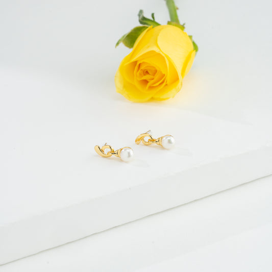 Distinctive Pearl Stud Earrings