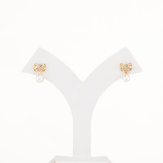 Delicate White Drop Pearl Studs Earring