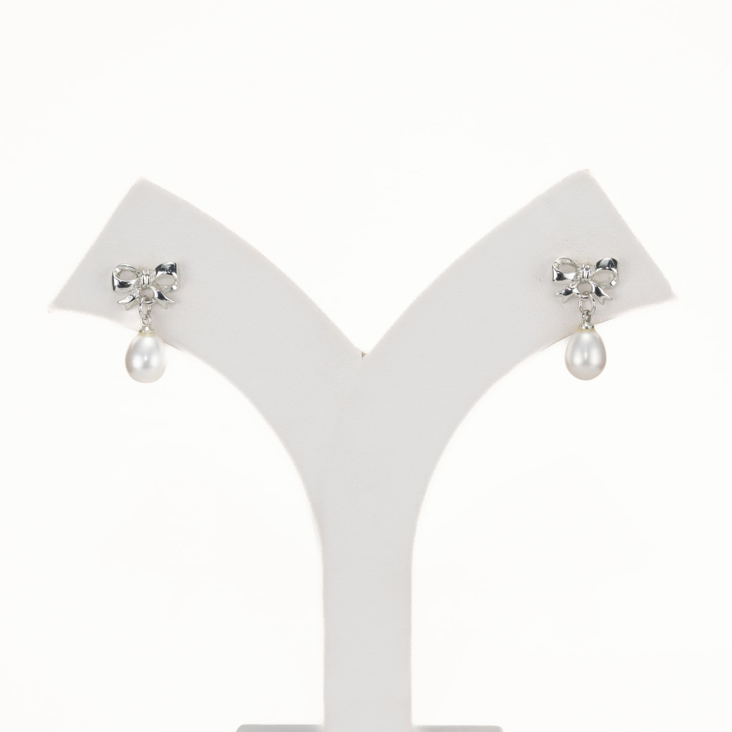 Attractive White Freshwater Pearl Stud Earrings