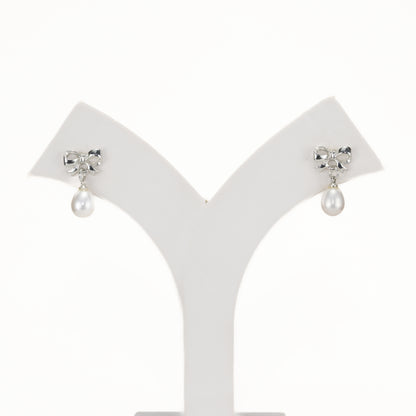 Attractive White Freshwater Pearl Stud Earrings