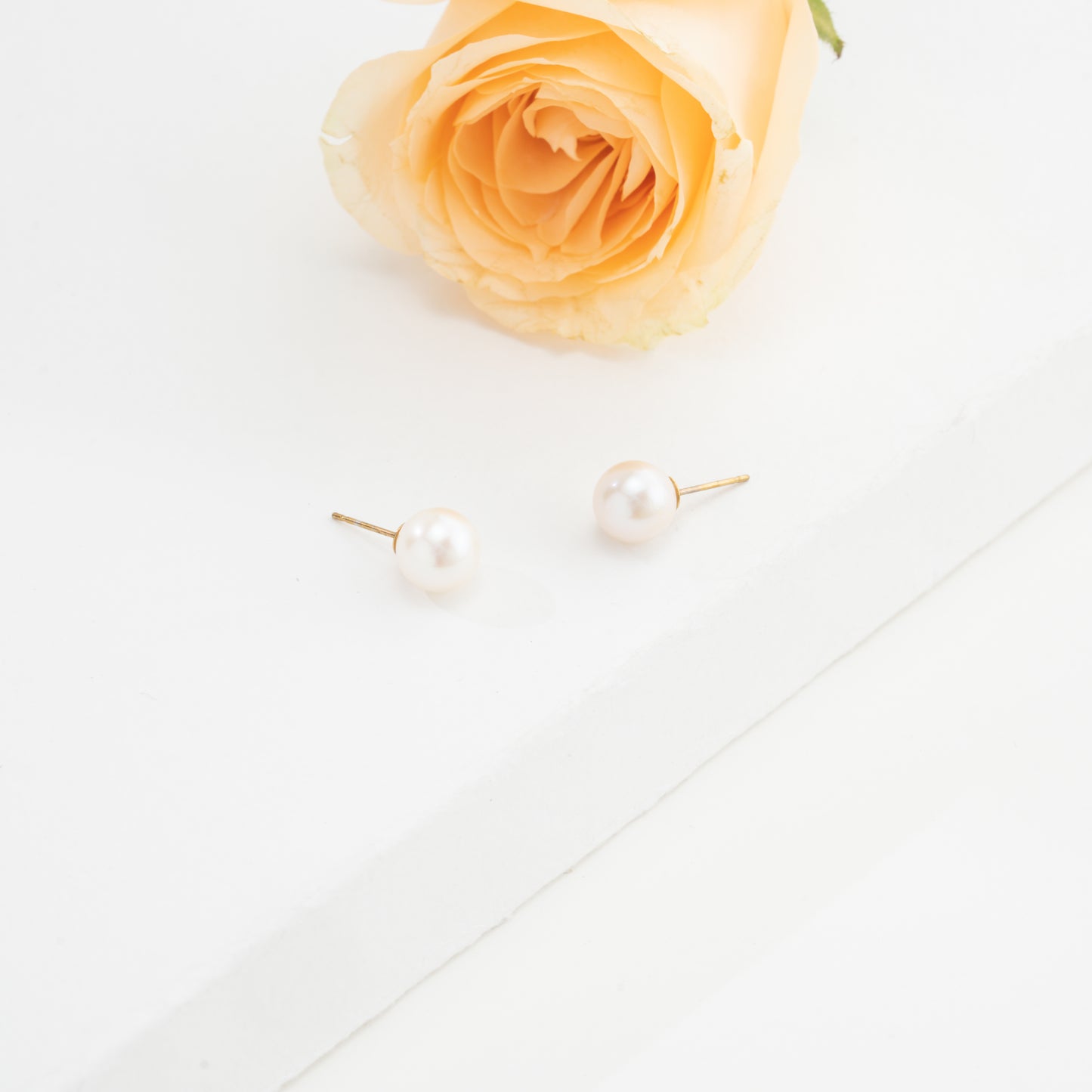 8.0-9.0mm Round White Freshwater Pearl Stud Earrings