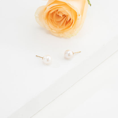 8.0-9.0mm Round White Freshwater Pearl Stud Earrings