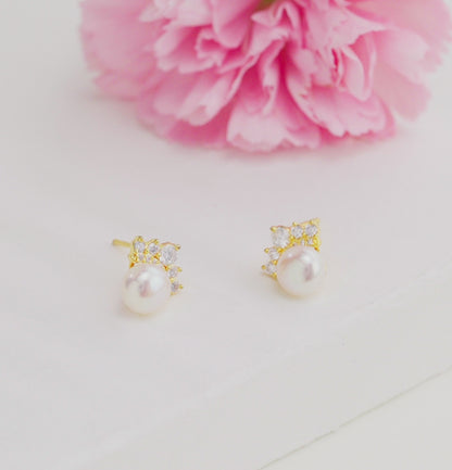 Artistry White Stone Pearl Stud Earrings