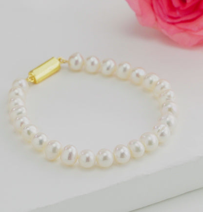 White Near Round Pearl Bracelet