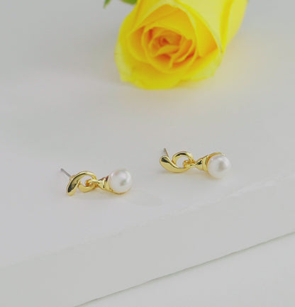 Distinctive Pearl Stud Earrings