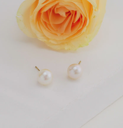 8.0-9.0mm Round White Freshwater Pearl Stud Earrings