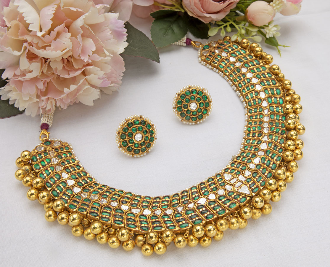 GRACEFUL EMERALD AND GOLD NECKLACE | Mangatrai Pearls & Jewellers