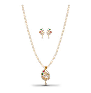 Exceptional Pearl Necklace and Earring Set
