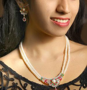 Bold Pearls Necklace Set