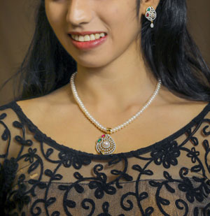 Exceptional Pearl Necklace and Earring Set