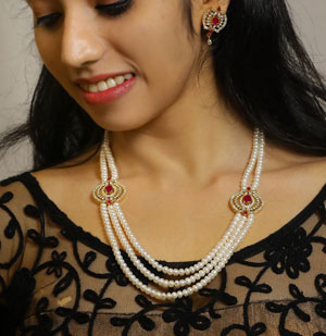 Glittering SidePiece Pearls Necklace  Set